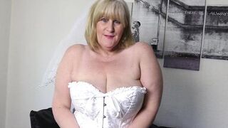Dirty Mature Bride has a quick, wet finger fuck