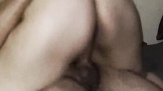 Madura follada por una polla blanca