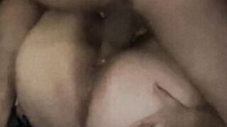 Madura follada por una polla blanca