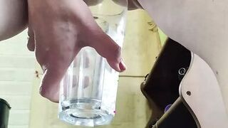 Amateur mature woman with big pussy lips pees in glass