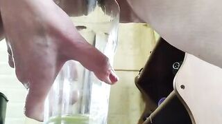 Amateur mature woman with big pussy lips pees in glass