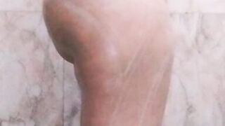 Desi maa ko nangi dekha nahate hue hot mom