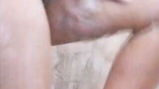 Desi maa ko nangi dekha nahate hue hot mom