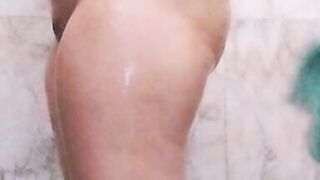 Desi maa ko nangi dekha nahate hue hot mom