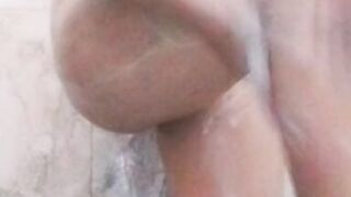 Desi maa ko nangi dekha nahate hue hot mom