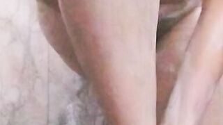 Desi maa ko nangi dekha nahate hue hot mom