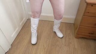 Princess Leia showing off her dress - 12 image