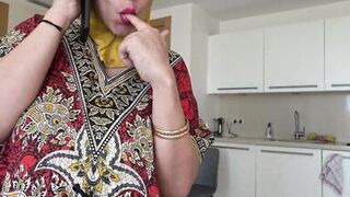 Beurette arabe a la chatte chaude poilue se fait defoncer par son boss britanique