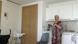 Beurette arabe a la chatte chaude poilue se fait defoncer par son boss britanique